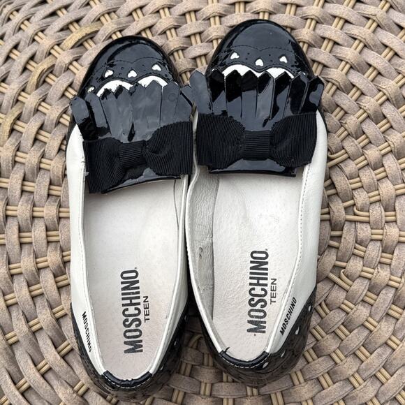 Moschino Girls White & Black Flats 33 EU 1 US Hassle Loafer Bow Heart 9 Year Old - Picture 8 of 16